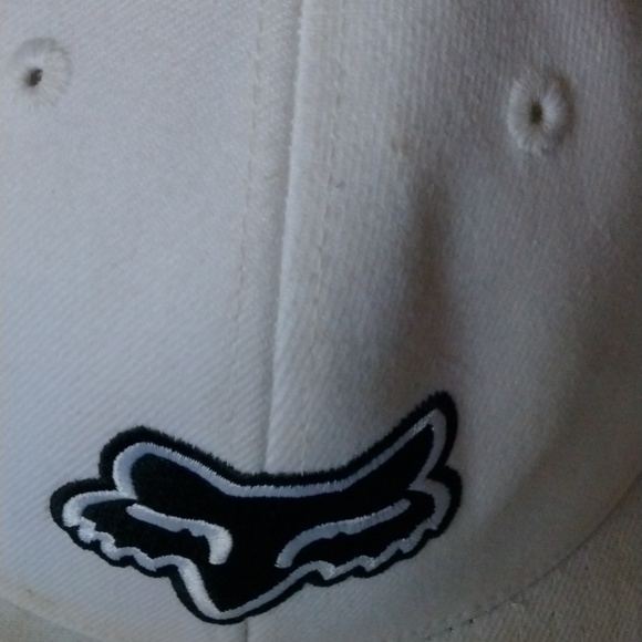 FOX Hat size 6 7/8-7 1/4$28 +free scarf . Hat is practically new - Picture 2 of 8